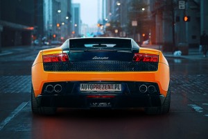 Jazda Lamborghini Gallardo ulicami miast tył