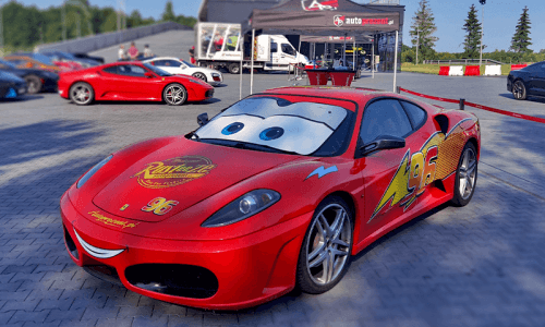 Zygzak McQueen jazda po torze