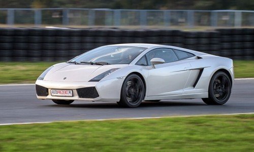 Białe Gallardo w akcji