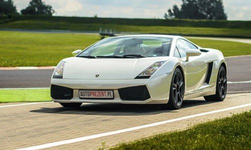 Białe Lamborghini Gallardo na torze