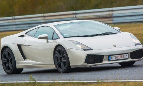 Białe Lamborghini Gallardo na torze wyścigowym