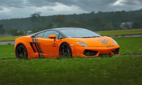 Przód pomarańczowego lamborghini