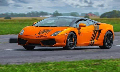 Przód pomarańczowego lamborghini