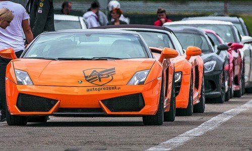 Sportowe samochody na evencie