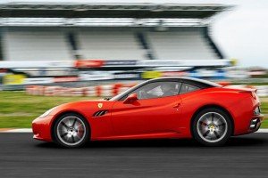 Ferrari California na torze wyścigowym