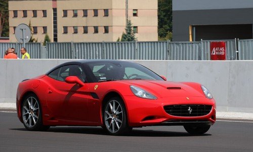 Przód Californi na torze Silesia Ring